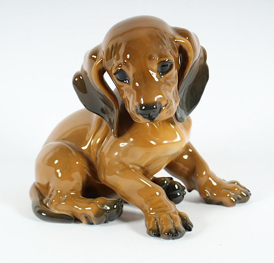 ''SITZENDER DACKELWELPE'', naturalistisch staffiert, H (1 of 2)