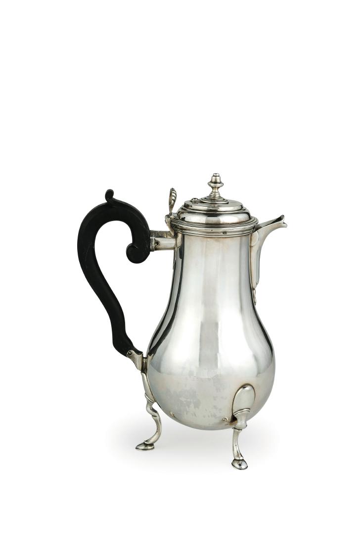 CIOCCOLATIERA IN ARGENTO, BESANCON, 1777, ORAFO P.F.G.: a tre piedi, corpo piriforme, manico in legno- usure Alt. cm 26, larg. cm 18- peso gr 690 A FRENCH SILVER CHOCOLATE POT, BESANCON, 1777, MARK OF P.F.G. GUILLAME- WEARS