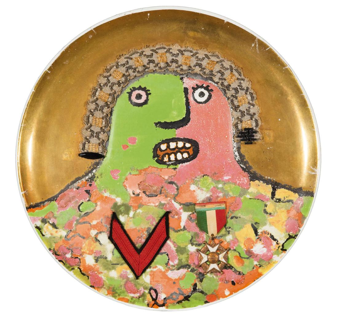 ENRICO BAJ: Milano 1924 - Varese 2003 L'ultimo dei Generali Smalto e collage di passamaneria su piatto in ceramica, diam. cm 30,5 Firmato in basso al centro Edizioni Ceramica Franco Pozzi con la collaborazione de