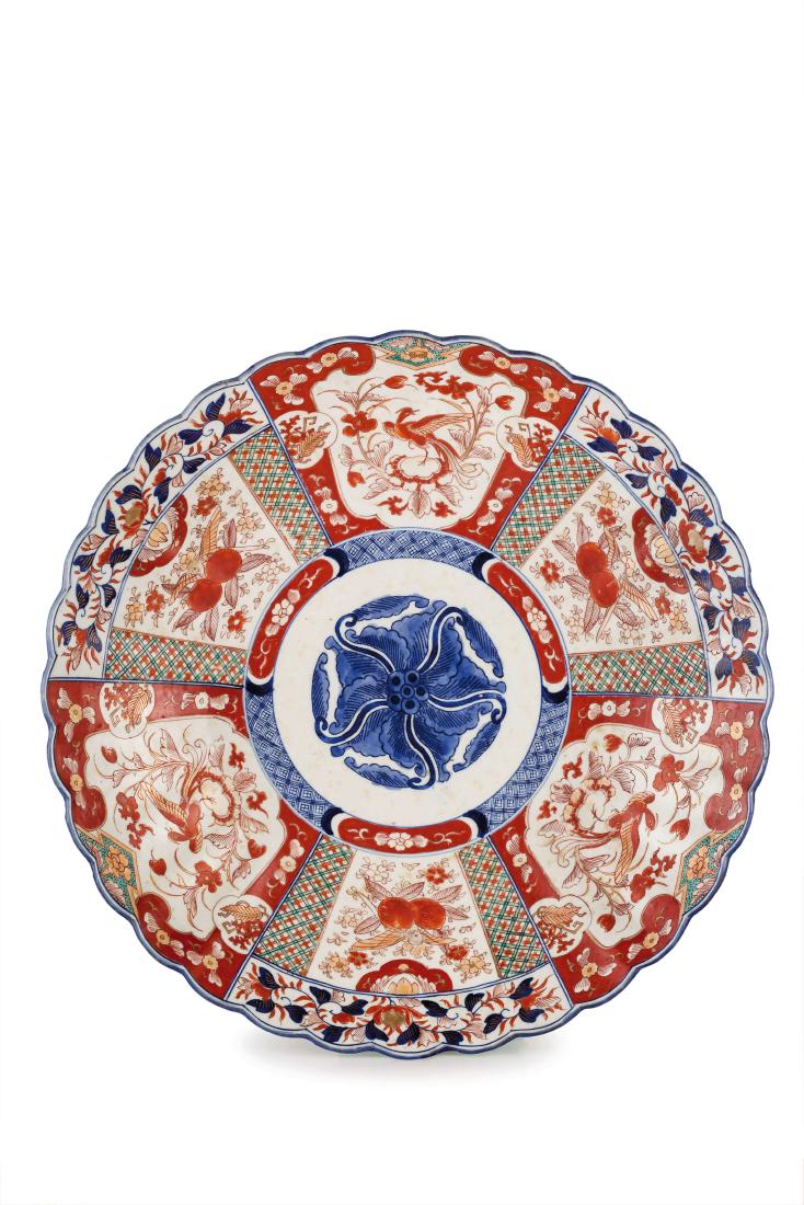 GRANDE PIATTO CONCAVO LOBATO IN PORCELLANA  IMARI, (1 of 2)