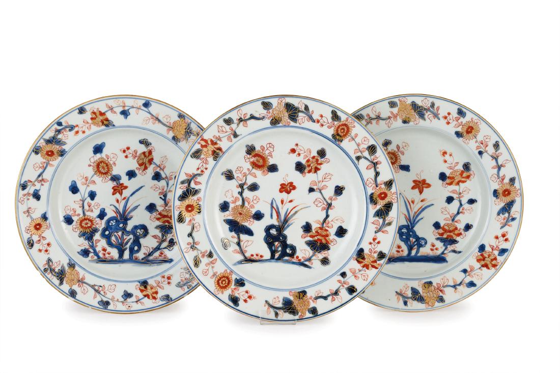 TRE PIATTI IN PORCELLANA IMARI, CINA, XVIII SECOLO (1 of 1)