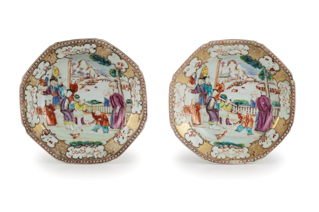 COPPIA DI PIATTI OTTAGONALI IN PORCELLANA A DECORO (1 of 1)