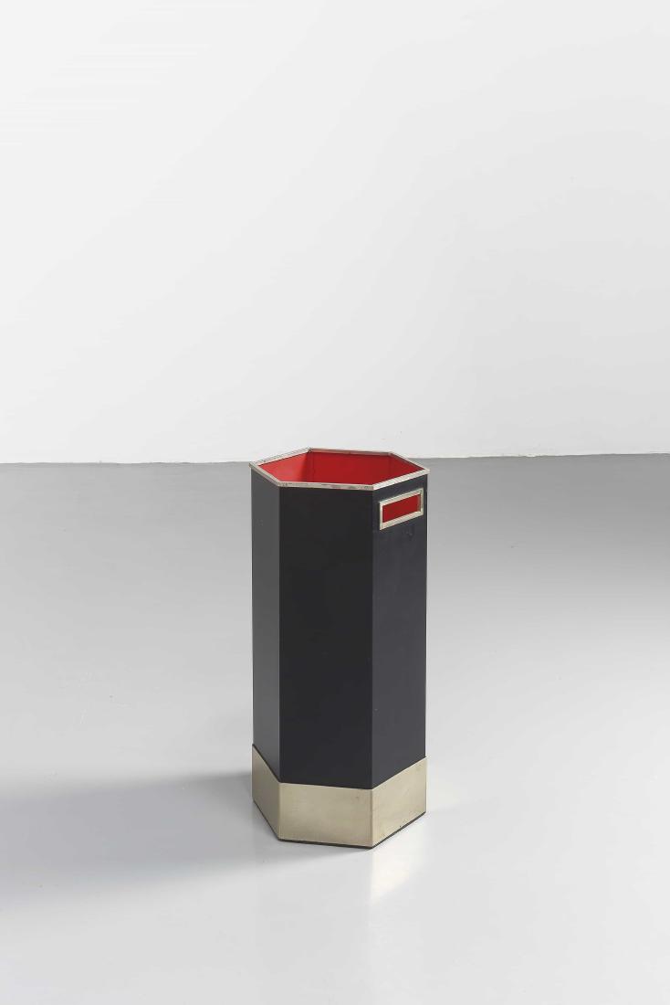 VECA - AN UMBRELLA STAND BY VECA -: Portaombrelli anni '60. Metallo verniciato, ottone cm 50x22,5x26