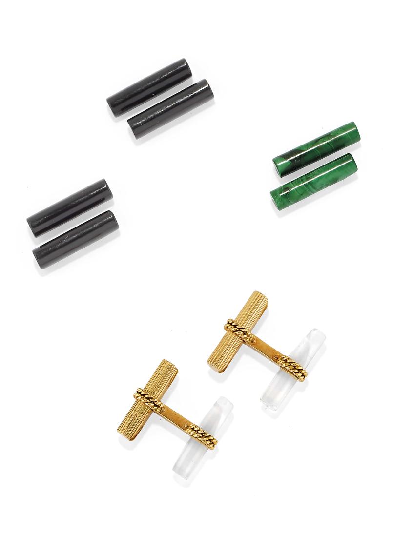 PAIO DI GEMELLI IN ORO, CRISTALLO DI ROCCA,: ONICE E MALACHITE, VAN CLEEF & ARPELS, 1960 CIRCA ognuno realizzato con dei cilindri in oro scanalato e cristallo di rocca, con quattro ricambi in onice e due in malachite, firmati e numerati VCA B902