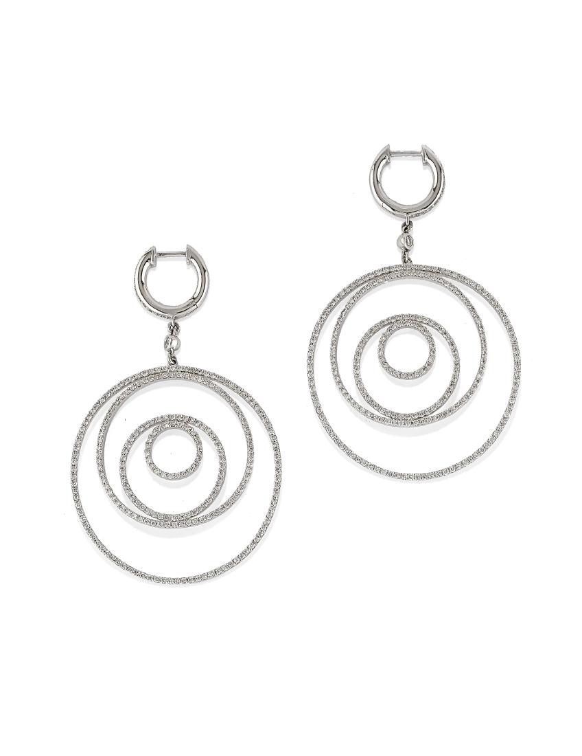 PAIO DI ORECCHINI PENDENTI IN ORO E DIAMANTI, CRIVELLI: ognuno con una serie di cerchi concentrici, punzone 750 e dell'orafo Peso totale g 14, circa A PAIR OF GOLD AND DIAMOND EAR PENDANTS, CRIVELLI (2)