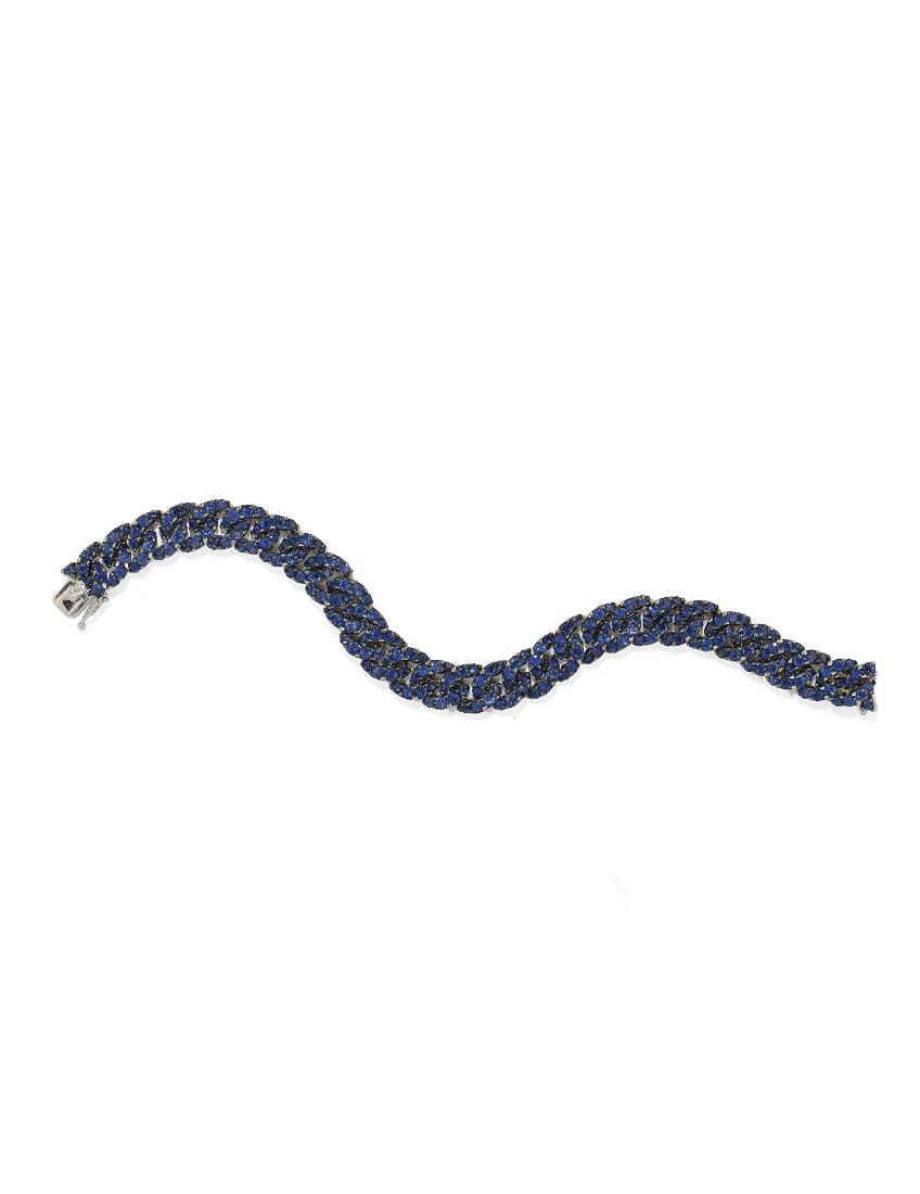 BRACCIALE SEMISNODATO IN ORO E ZAFFIRI, CRIVELLI: realizzato con una serie di maglie piatte in zaffiri tondi, punzone 750 e dell'orafo Peso g 40,10 circa A GOLD AND SAPPHIRE SEMIFLEXIBLE BRACELET, CRIVELLI