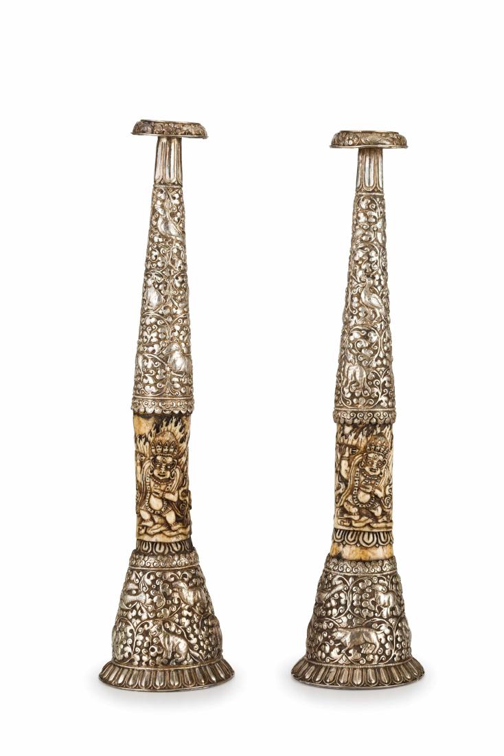 COPPIA DI TROMBE DA RITUALE IN ARGENTO E OSSO, LAVORATE: A LARGE PAIR OF CARVED SILVER AND BONE CEREMONIAL TRUMPETS, TIBET, 19TH CENTURY (2) 38,5 cm max high, 9,5 cm max diam. Finely carved with a dense foliate scroll with interspersed different animal figu