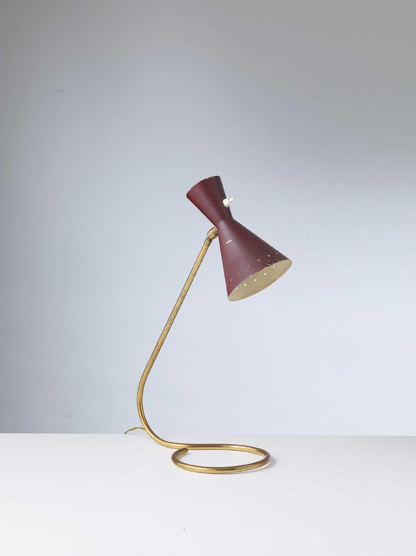 MANIFATTURA ITALIANA: Lampada da tavolo anni '50. Ottone, alluminio verniciato - AN ITALIAN TABLE LAMP altezza cm 48
