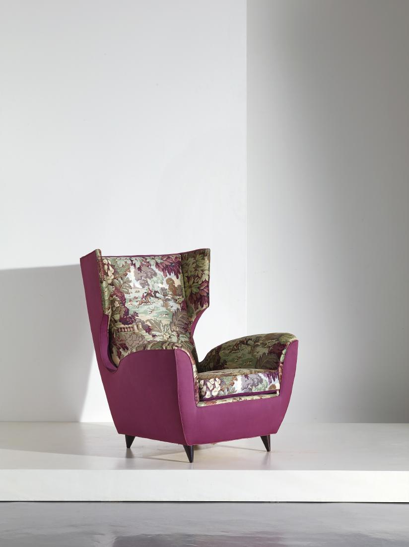 MANIFATTURA ITALIANA: Poltrona anni '50. Legno, seta imbottita - AN ITALIAN ARMCHAIR cm 100x80x85