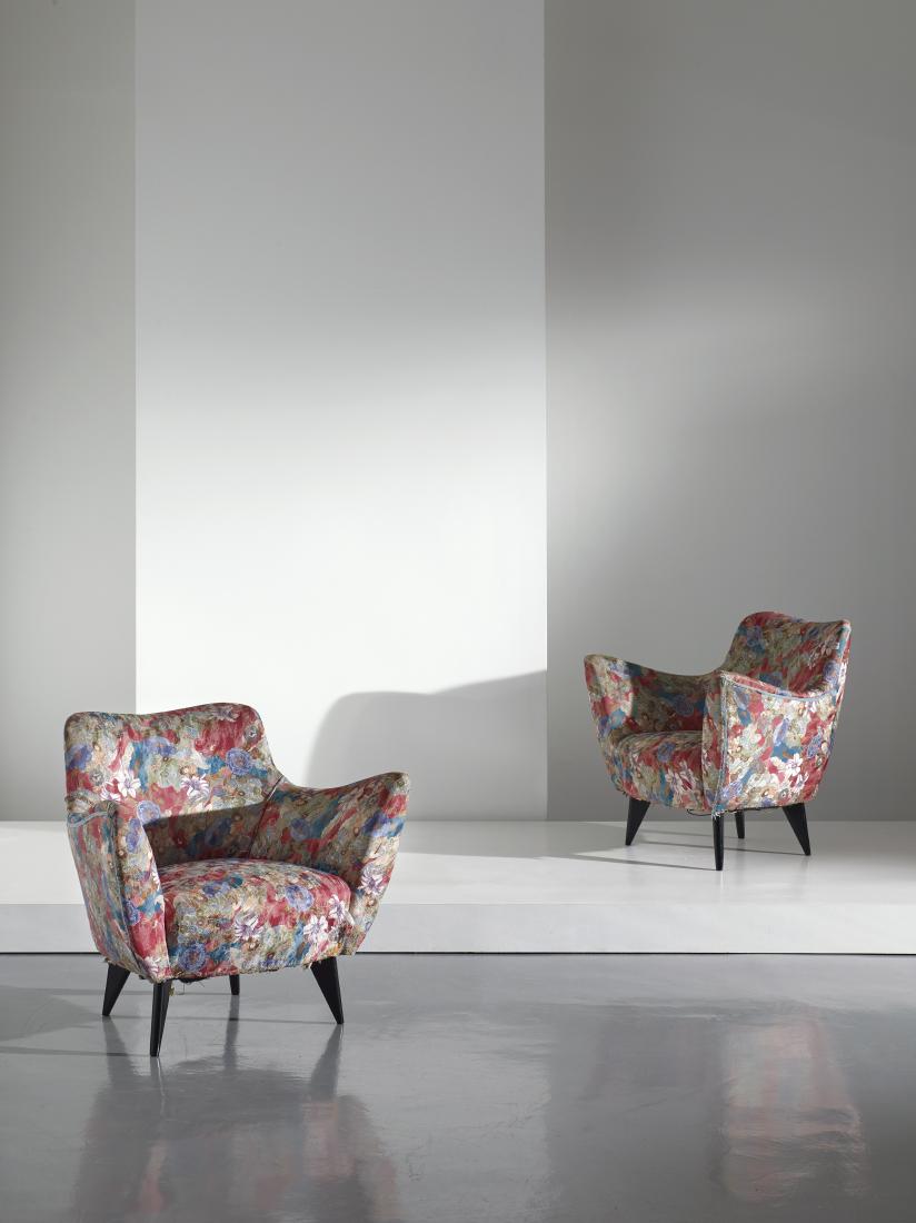 GIULIA VERONESI: Coppia di poltrone mod. Perla, I.S.A. anni '50. Legno, tessuto imbottito - A PAIR OF ARMCHAIRS BY G. VERONESI cm 78x85x73 Domus 274, settembre 1952