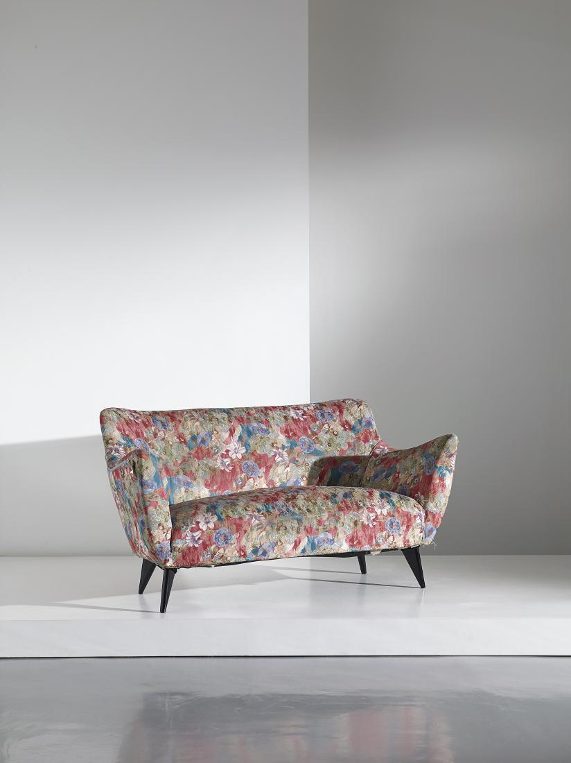 GIULIA VERONESI: Divano mod. Perla, I.S.A. anni '50. Legno, tessuto imbottito - A SOFA BY G. VERONESI cm 78x150x75 Domus 274, settembre 1952