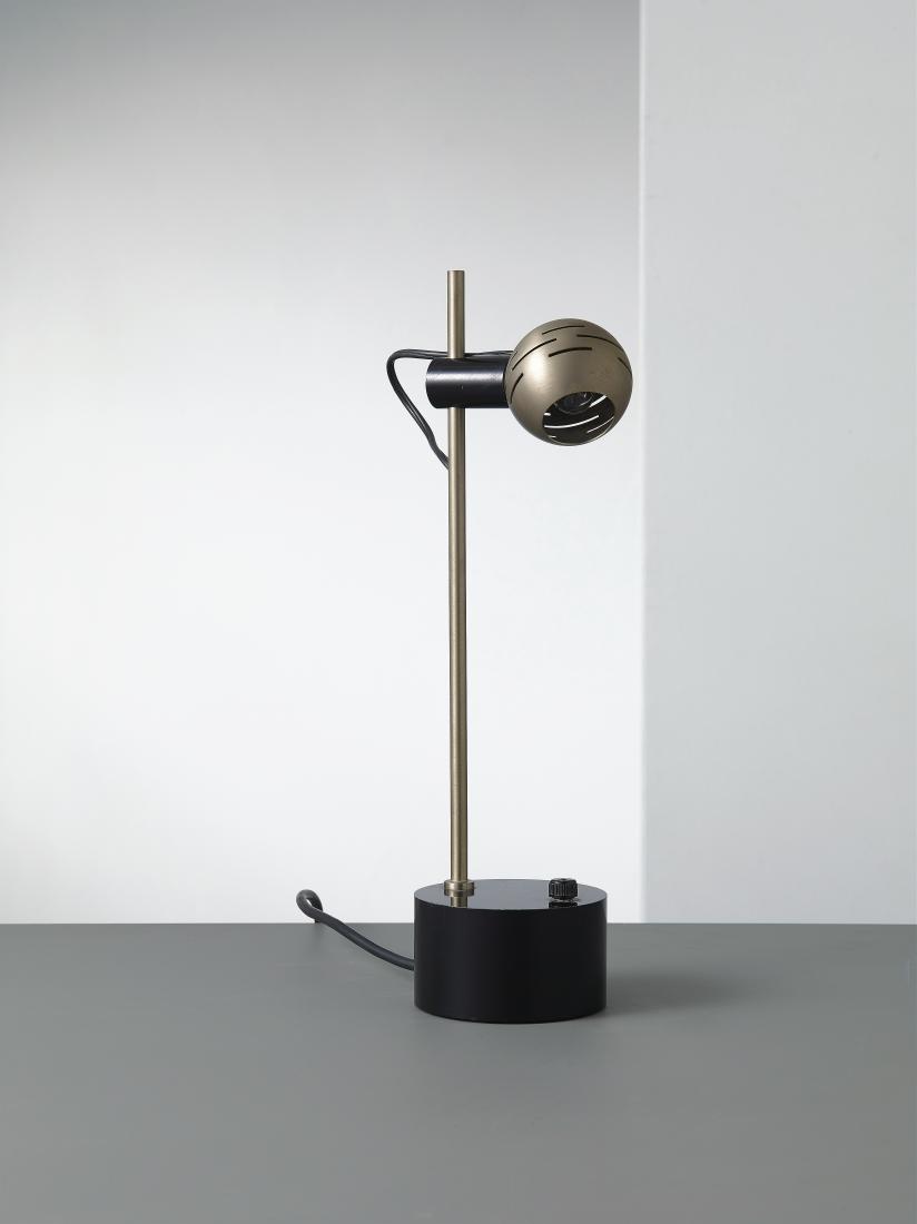 ANGELO LELII: Lampada da tavolo mod. 13024, Arredoluce anni '60. Ottone verniciato, ottone nichelato - A TABLE LAMP BY A. LELII altezza cm 43 Etichetta della manifattura A. Pansera, A. Padoan, A. Palmaghini, "Arred