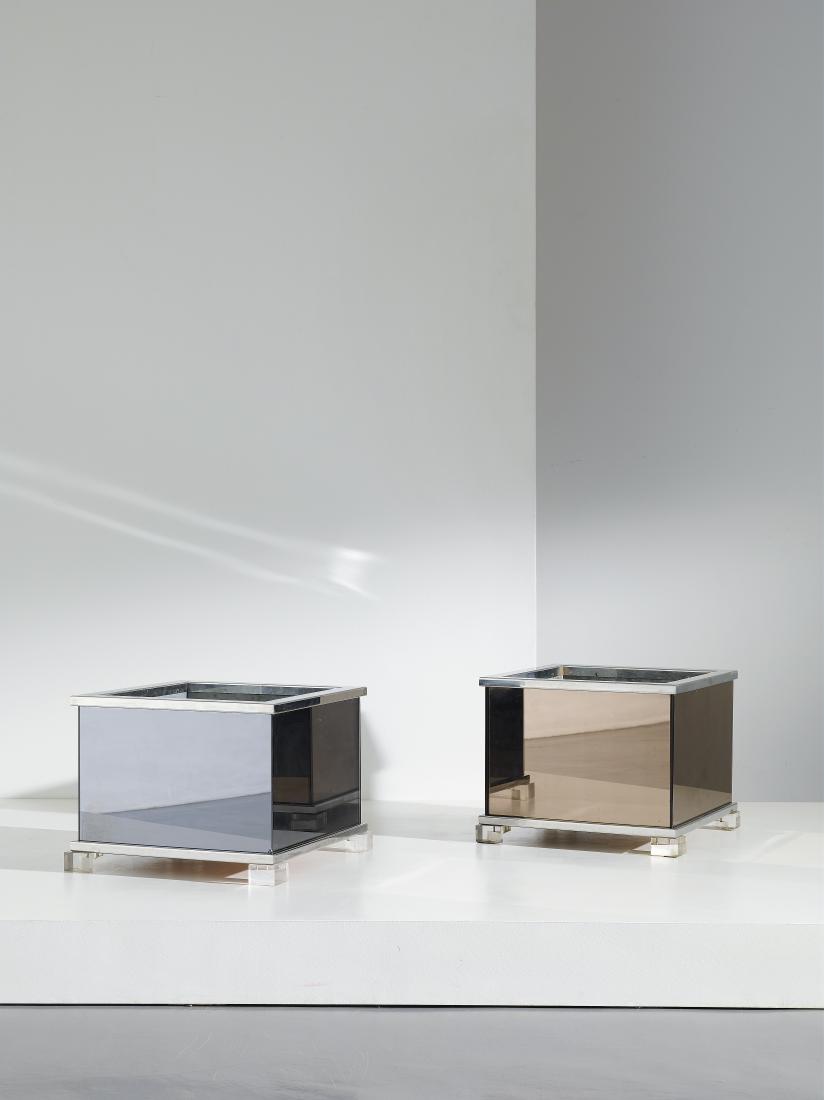 ALESSANDRO PETTI: Coppia di fioriere anni '70. Metacrilato, metallo cromato, cristallo molato e specchiato - A PAIR OF FLOWERPOTS STANDS BY A. PETTI cm 39x49x49 etichetta applicata