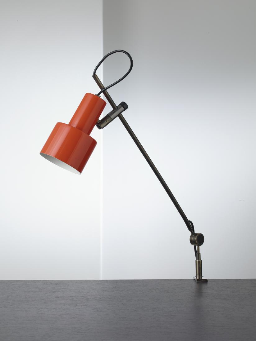 TITO AGNOLI: Lampada da tavolo, Oluce anni '60. Metallo brunito, alluminio verniciato - A TABLE LAMP BY T. AGNOLI altezza cm 65 Foto storica Oluce