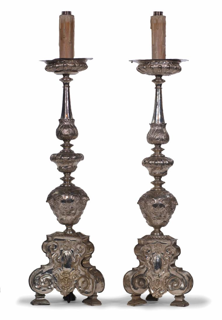 COPPIA DI CANDELABRI IN METALLO ARGENTATO, XIX SECOLO (1 of 1)
