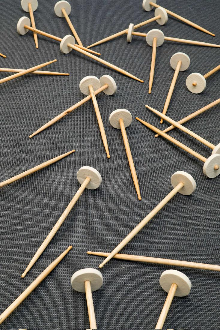 MARIO AIRO': Pavia 1961 Senza titolo, 1988 Bacchette di legno e dischetti in feltro, dimensioni ambientali L'opera Ã¨ accompagnata da un certificato di autenticitÃ firmato dall'artista