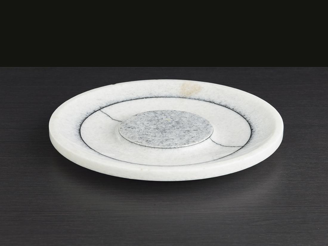 GIULIO LAZZOTTI: Centrotavola collezione Planetario modello Eclissi, Casigliani 1980. Marmo diametro cm 40 A CENTERPIECE BY G. LAZZOTTI