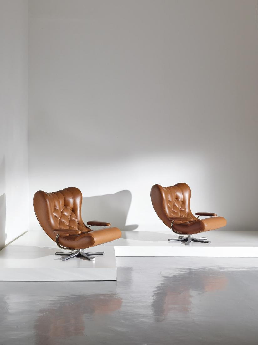 GUIDO BONZANINI - 2: Coppia di poltrone, Tecnosalotto anni '70. Alluminio pressofuso, metallo verniciato, vinilpelle imbottita Etichetta della manifattura cm 86x94x100 A PAIR OF ARMCHAIRS BY G. BONZANINI