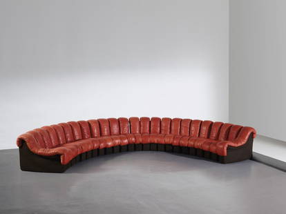 ULI BERGER & ELEONORE PEDUZZI RIVA, KLAUS VOGT: Grande divano modulare, De Sede 1972. Legno laccato, pelle imbottita cm 75x600x105 A SOFA BY U. BERGER, E. PEDUZZI RIVA, K. VOGT