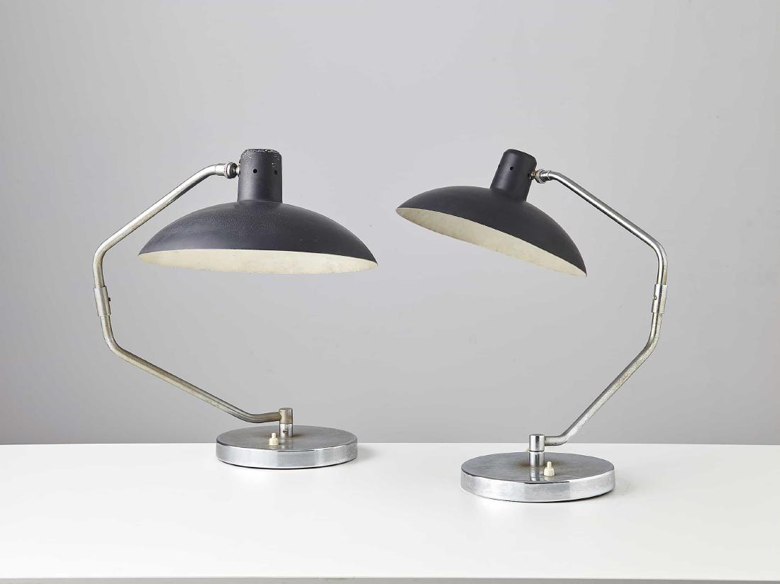 CLAY MICHIE - 2: Coppia di lampade da tavolo, Knoll anni '70. Ghisa, metallo cromato, alluminio verniciato cm 48x31 A PAIR OF TABLE LAMPS BY C. MICHIE