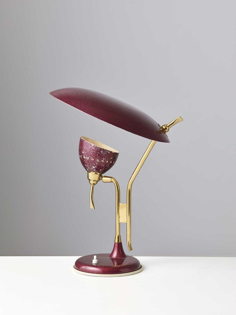 MANIFATTURA ITALIANA: Lampada da tavolo anni '50. Ottone, alluminio verniciato cm 44x33 AN ITALIAN TABLE LAMP