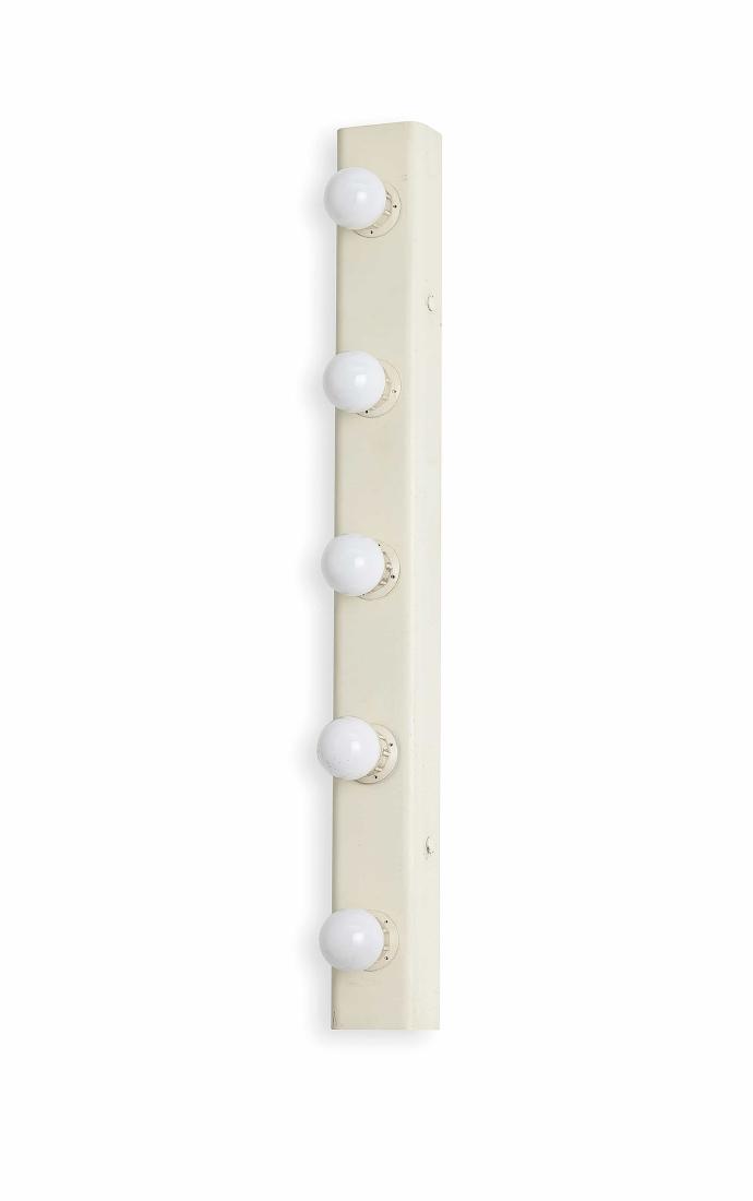 GINO SARFATTI: Lampada da parete mod. 50, Arteluce 1968. Alluminio verniciato Etichetta della manifattura catalogo Arteluce cm 65x5 A WALL LAMP BY G. SARFATTI