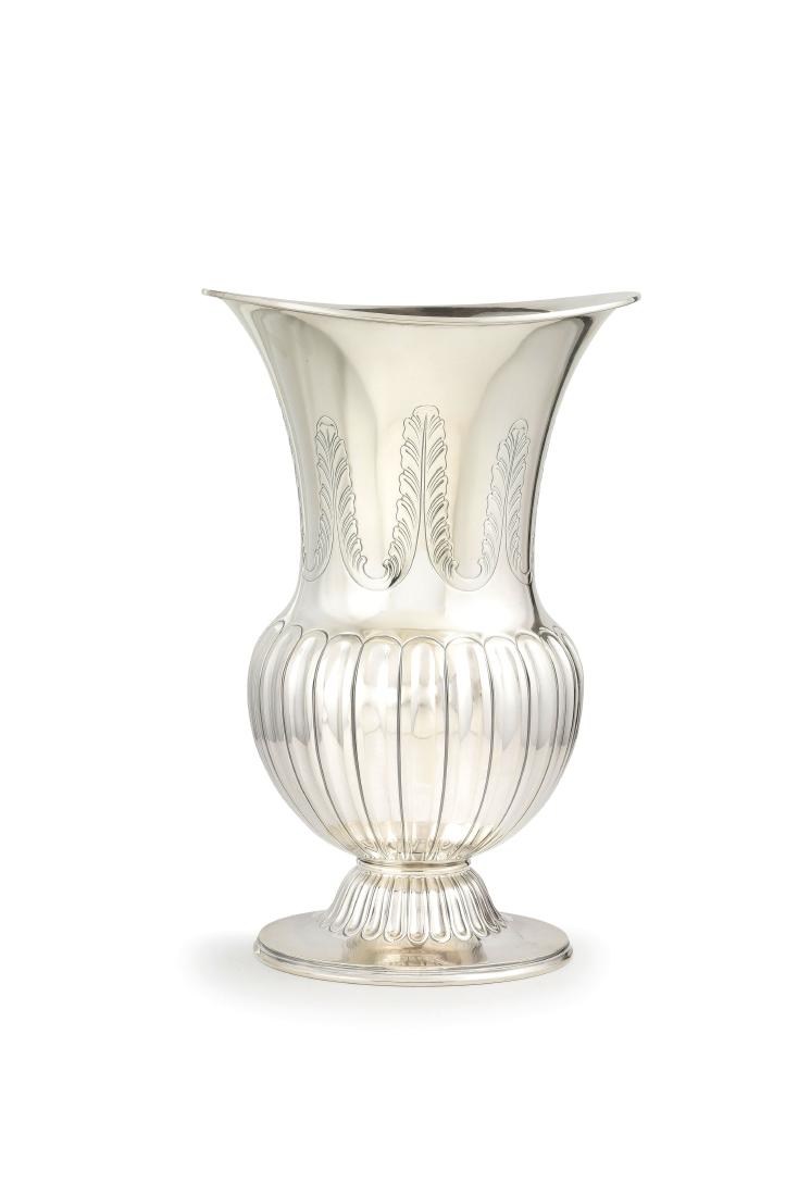 COPPA IN ARGENTO, MILANO, XX SECOLO, ORAFO BUCCELLATI: a base ovale, corpo baccellato e decorato a motivi fogliacei- usure Alt. cm 40,5, larg. cm 24,5- peso gr 2363 AN ITALIAN SILVER CUP, MILAN, 20TH CENTURY, MARKS OF BUCCELLATI- WEAR