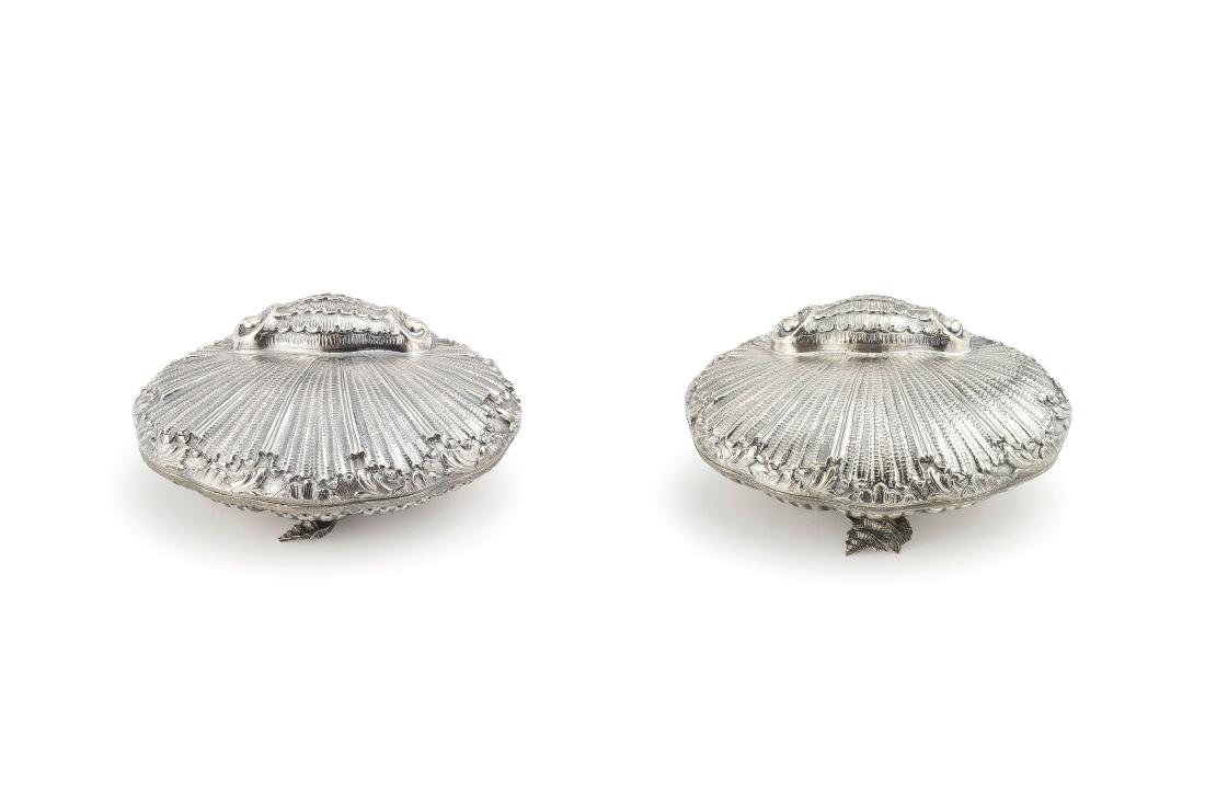 COPPIA DI SCATOLE IN ARGENTO, ITALIA, XX SECOLO, ORAFO: a forma di conchiglie: usure Alt. cm 4,5, larg. cm 13,5- peso totale gr 592 A PAIR OF ITALIAN SILVER SHELL-SHAPED BOXES, 20TH CENTURY, MARKS OF BUCCELLATI- WEAR (2)