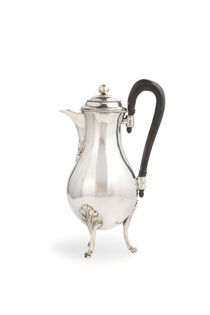 CAFFETTIERA IN ARGENTO, VIENNA, 1791: a tre piedini, corpo piriforme a superficie liscia, coperchio con presa sferica, manico in legno- difetti Alt. cm 27, larg cm 16- peso gr 654 A VIENNA SILVER COFFEE POT, 1791- DEFECTS