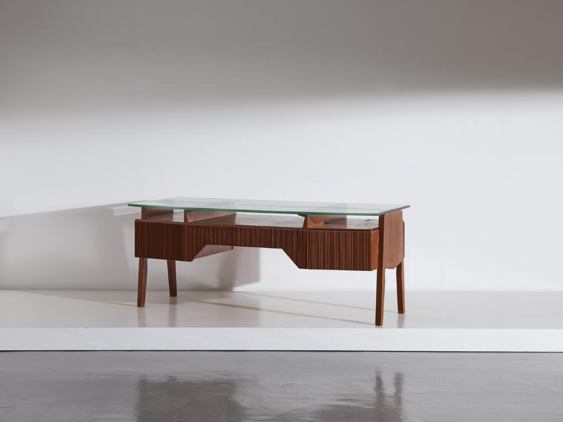 MANIFATTURA ITALIANA: Scrivania. Legno di noce, cristallo molato di forte spessore. Italia anni '50. cm 73x181x78 AN ITALIAN DESK Buone condizioni generali, righe e leggeri segni di usura, legno da rilucidare.
