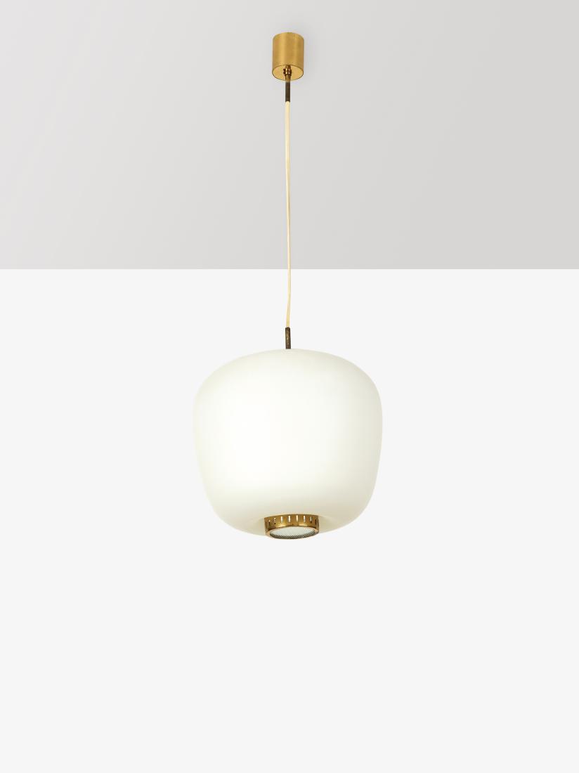 STILNOVO: Lampada a sospensione. Ottone, vetro opalino satinato, vetro stampato. Produzione Stilnovo anni '50. cm 97x30 A CEILING LAMP BY STILNOVO ottime condizioni generali