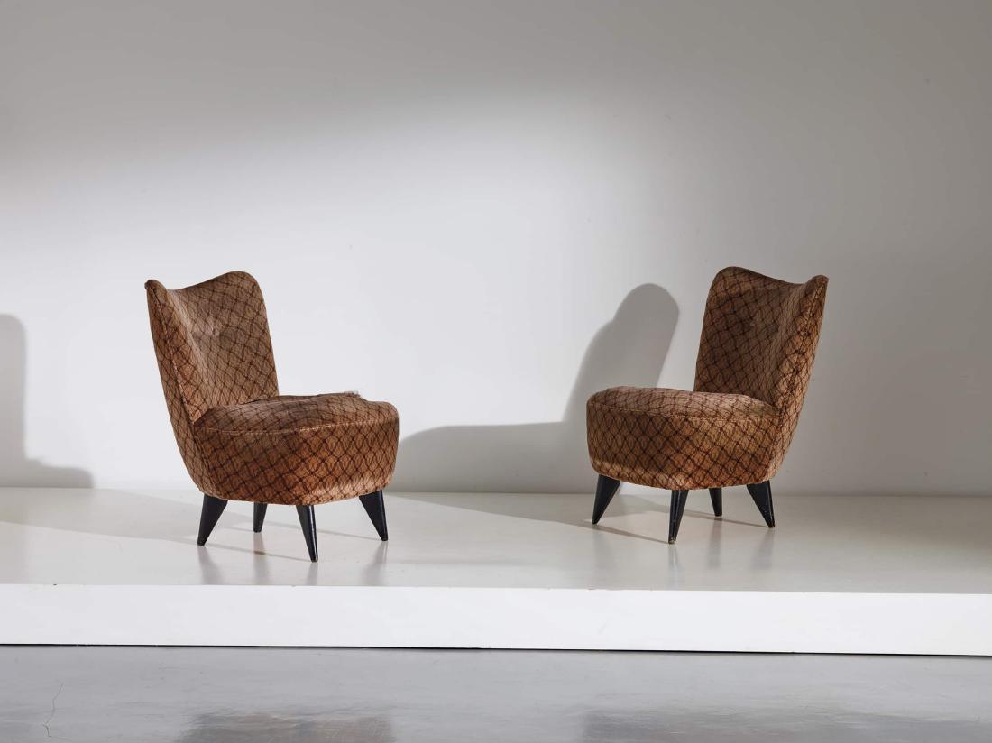 GIULIA VERONESI: Due poltrone da camera mod. Perla. Legno laccato, velluto imbottito. Produzione I.S.A. Bergamo, anni '50 cm 70x47x60 BIBLIO TWO ARMCHAIRS BY G.VERONESI Tessuto originale strappato, imbottitura da ripr
