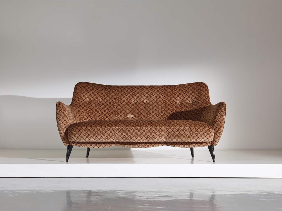 GIULIA VERONESI: Divano mod. Perla. Legno laccato, velluto imbottito. Produzione I.S.A. Bergamo, anni '50 cm 90x183x70 BIBLIO A SOFA BY G. VERONESI Tessuto originale abraso, imbottitura da ripristinare, piccole righe
