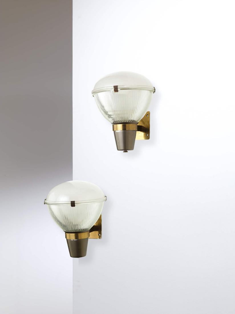 IGNAZIO GADELLA 2: Coppia di lmpade da parete mod. LP6. Alluminio anodizzato, ottone, vetro pressato. Produzione Azucena 1955 ca. Marchio del produttore impresso cm 32x25x31 Catalogo di produzuione Azucena A PAIR OF WAL