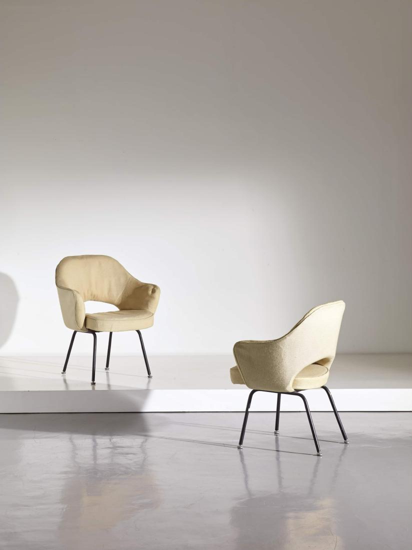 EERO SAARINEN 2: Coppia di poltroncine mod. Executive. Tubolare metallico smaltato, ottone nichelato, tessuto imbottito. Produzione Knoll 1950 ca. cm 82x68x52 Rivista dell'arredamento n. 30, giugno 1957, p. 23 A PAIR 