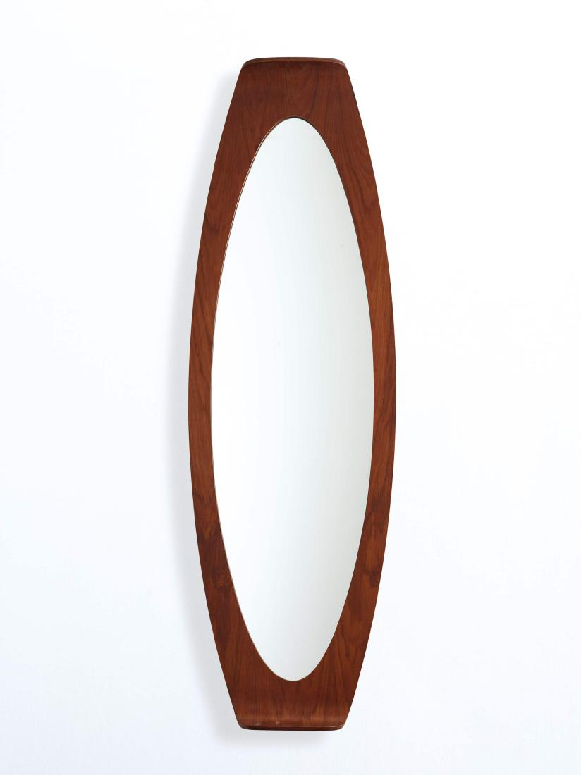 FRANCO CAMPO & CARLO GRAFFI: Specchio. Multistrato curvato, legno di teak, cristallo specchiato. Produzione Home anni '60. Timbro del produttore cm 146x43 Rivista dell'arredamento n. 39, marzo 1958, pubblicitÃ A MIRROR BY F. C