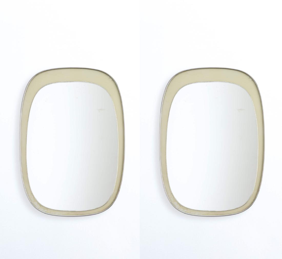 FONTANA ARTE 2: Coppia di specchi mod. 2385. Ottone cromato, cristallo verniciato, cristallo specchiato. Produzione Fontana Arte anni '60. cm 73x52 Catalogo di produzione Fontana Arte A PAIR OF MIRRORS BY FONTANA ART
