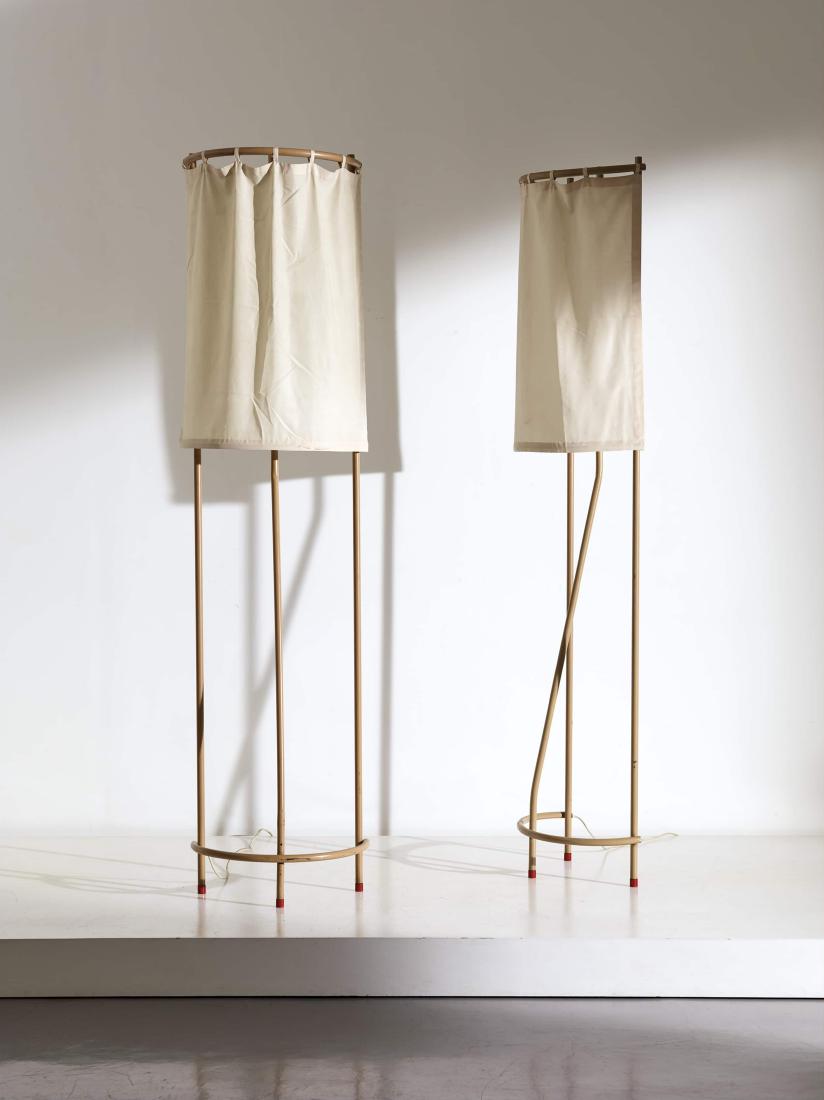 PIETRO DEROSSI E GIORGIO CERETTI: Due lampade da terra. Tubolare metallico, tessuto, illuminazione a fluorescenza. Italia 1980 ca. cm 202x45x25 TWO FLOOR LAMPS BY CERETTI&DEROSSI Alcuni difetti sui diffusori in tessuto, righe segni d'