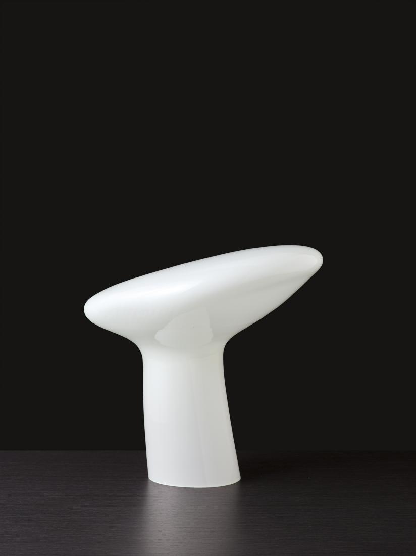 GINO VISTOSI: Lampada da tavolo mod. L 280. Vetro opalino. Produzione Vistosi anni '60. cm 38x30x43 Catalogo di produzione Vistosi A TABLE LAMP BY VISTOSI Ottime condizioni generali. Nessuna sbeccatura al vetro