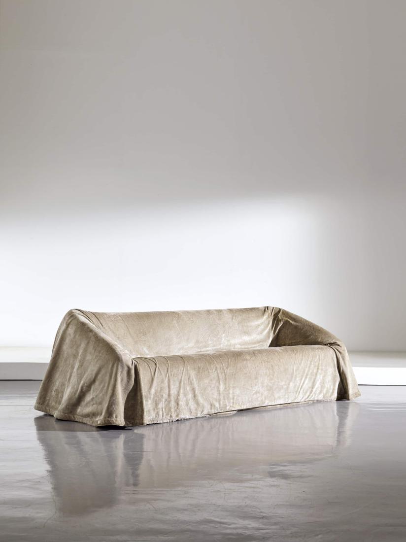 KAZUHIDE TAKAHAMA: Divano mod. Mantilla. Poliuretano espanso, tessuto imbottito, vello di tessuto mohair. Produzione Simon Gavina 1973 ca. cm 70x210x80 V. Vercelloni, The Adventure of Design: Gavina,Jaca Book Milano 198