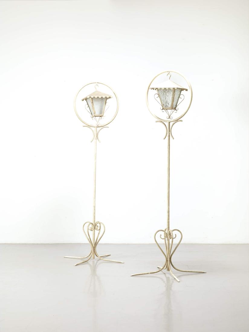 MANIFATTURA ITALIANA 2: Coppia di lampioni da esterno. Tubo in metallo smaltato, vetro. Italia anni '50 circa altezza cm 105 A PAIR OF ITALIAN STANDING LAMPS