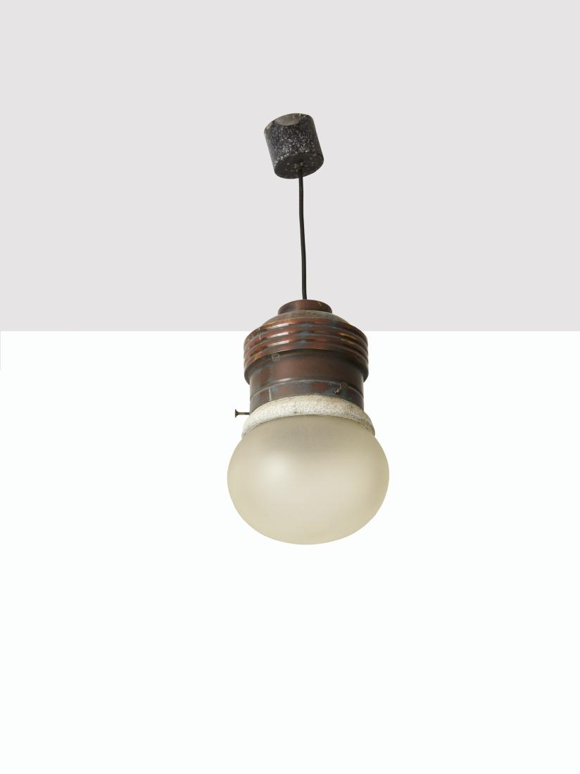 FONTANA ARTE: Lampada a sospensione mod. 2406. Ottone, alluminio smaltato, vetro sabbiato. Produzione Fontana Arte anni '60. cm 58x20 catalogo di produzione Fontana Arte, NovitÃ '70, p. non num. A CEILING LAMP B