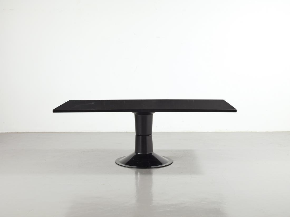 YRJO KUKKAPURO: Tavolo da pranzo. Vetroresina e legno smaltati. Produzione Hiami, Finlandia 1968 ca. Etichetta adesiva del produttore. cm 70x200x100 A DINIGN TABLE BY Y. KUKKAPURO
