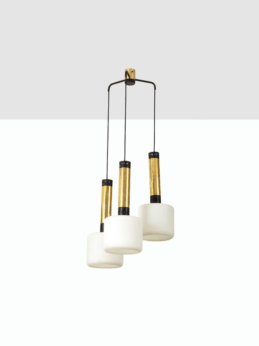 STILNOVO: Lampada a sospensione. Ottone, alluminio smaltato, vetro opalino satinato. Produzione Stilnovo anni '60. cm 90x65 A CEILING LAMP BY STILNOVO