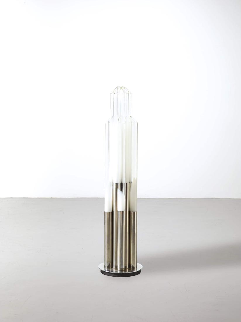 MANIFATTURA ITALIANA: Lampada da terra. Acciaio cromato, ghisa, vetro soffiato. Italia anni '70 cm 132x30 AN ITALIAN FLOOR LAMP
