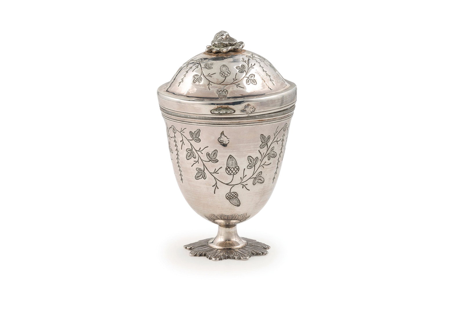 ZUCCHERIERA IN ARGENTO, TURCHIA, XIX-XX SECOLO: a base naturalistica, corpo svasato con superficie decorata a fiori e ghiande che ritornano sul coperchio- usure Alt. cm 13,5- peso gr 265 A TURKISH SILVER SUGAR BOWL, 19TH-20TH CENTURY- WEAR