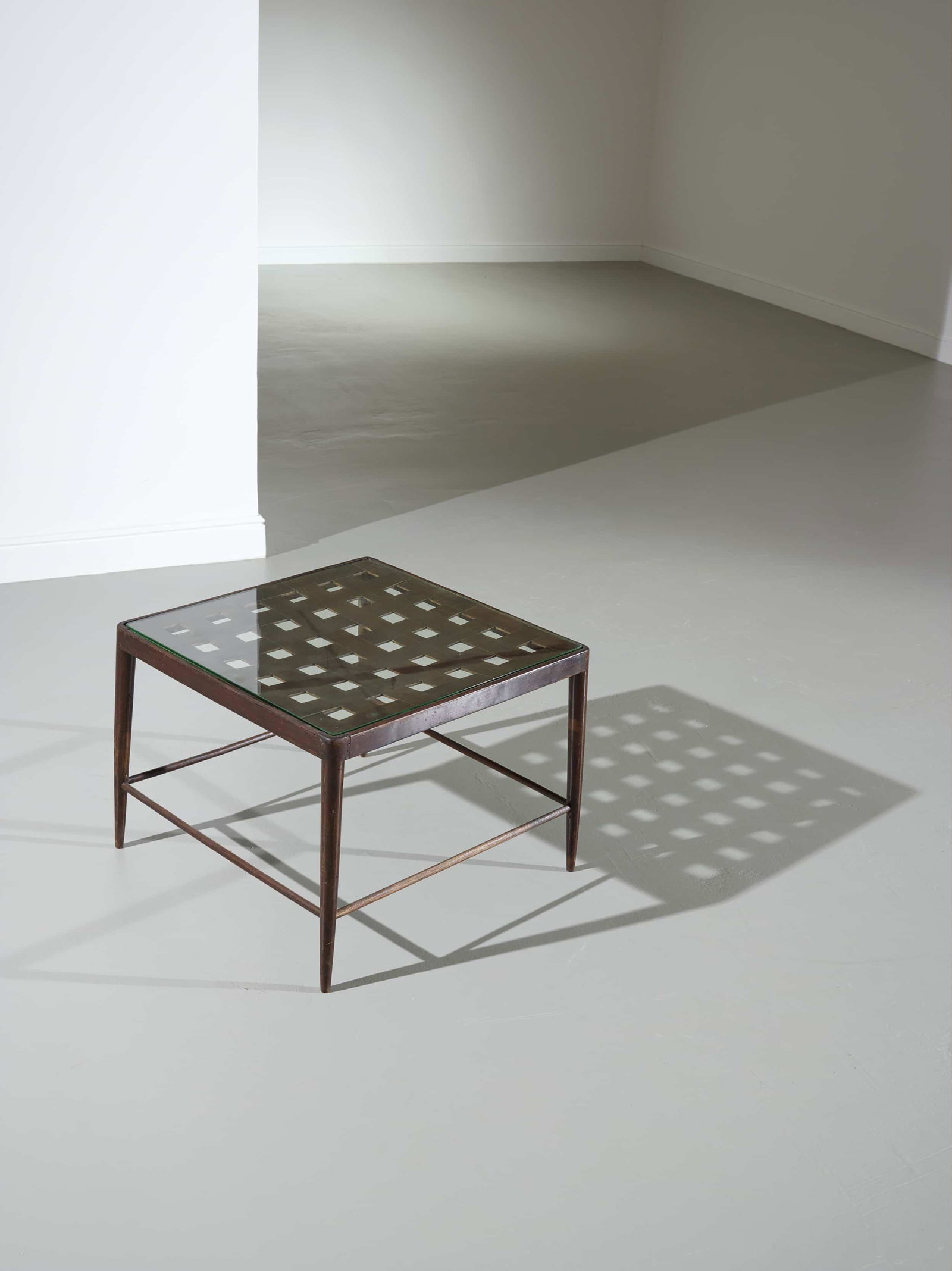 PAOLO BUFFA: Tavolino da salotto. Legno di mogano, cristallo molato. Italia 1952 ca. cm 46x61x61 C. E. Rava, Arredamento, Il tavolo, Antonio vallardi Editore, 1954, pag. 79 AN OCCASIONAL TABLE BY P. BUFFA