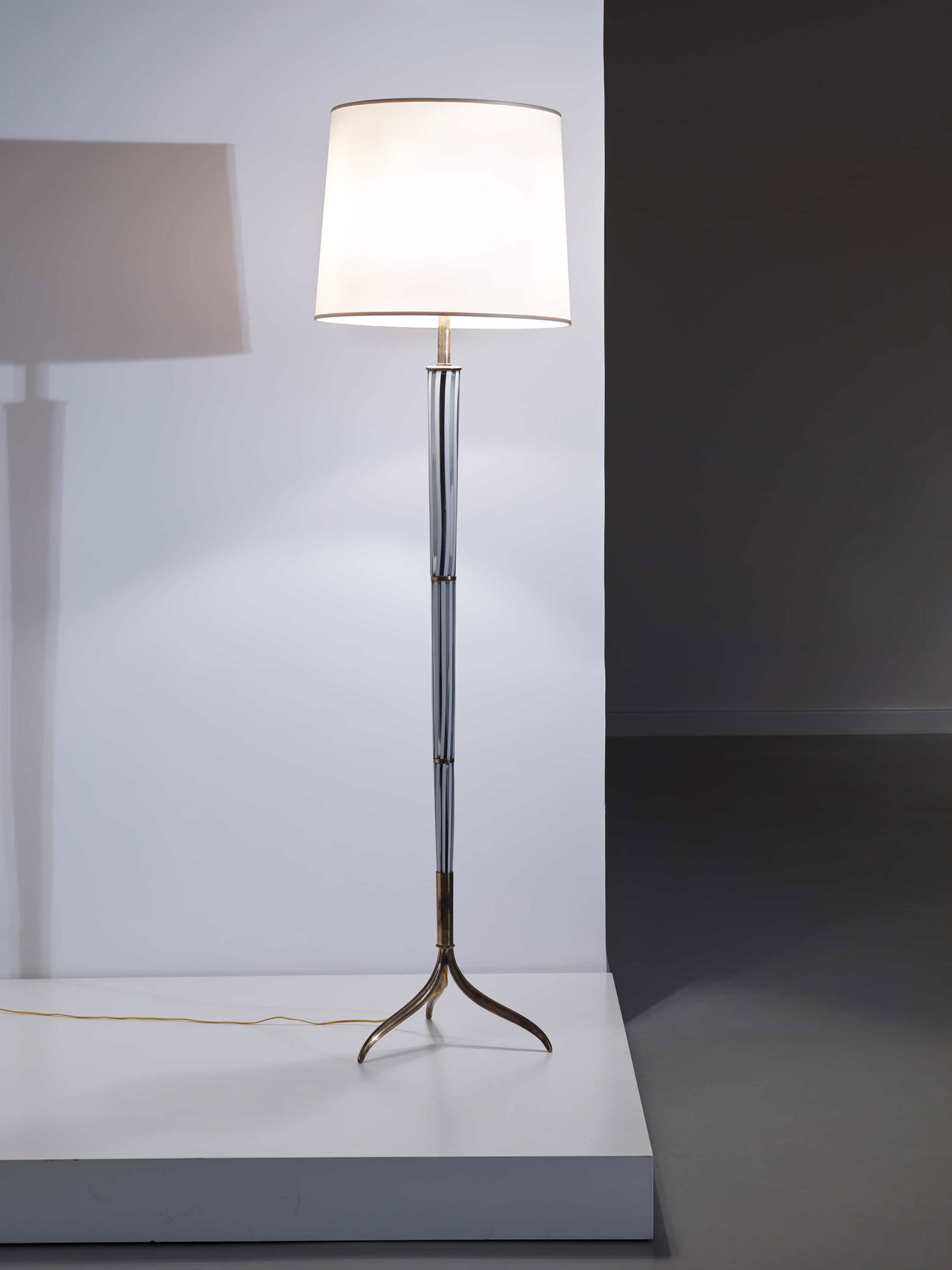 VENINI: Lampada da terra. Ottone, vetro a canne talpa e lattimo. Produzione Venini Murano Italia 1955 ca. Marchio del produttore impresso altezza cm 180 Cfr. : Franco Deboni, I Vetri Venini, presentazione Pie