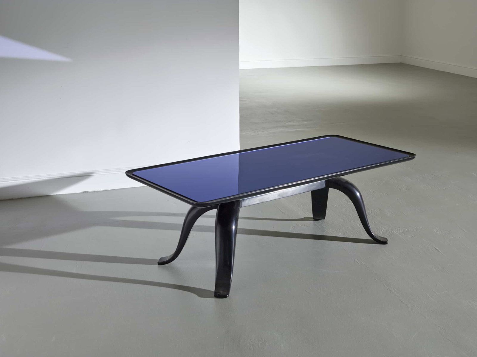 PIETRO CHIESA: Tavolo basso. Legno ebanizzato, cristallo spechiato e colorato.Produzione Fontana Arte 1935 ca. cm 43x125x57 S. Montefusco, Fontana Arte Repertorio 1933-1943 dalle immagini dell'epoca, The arting Comp