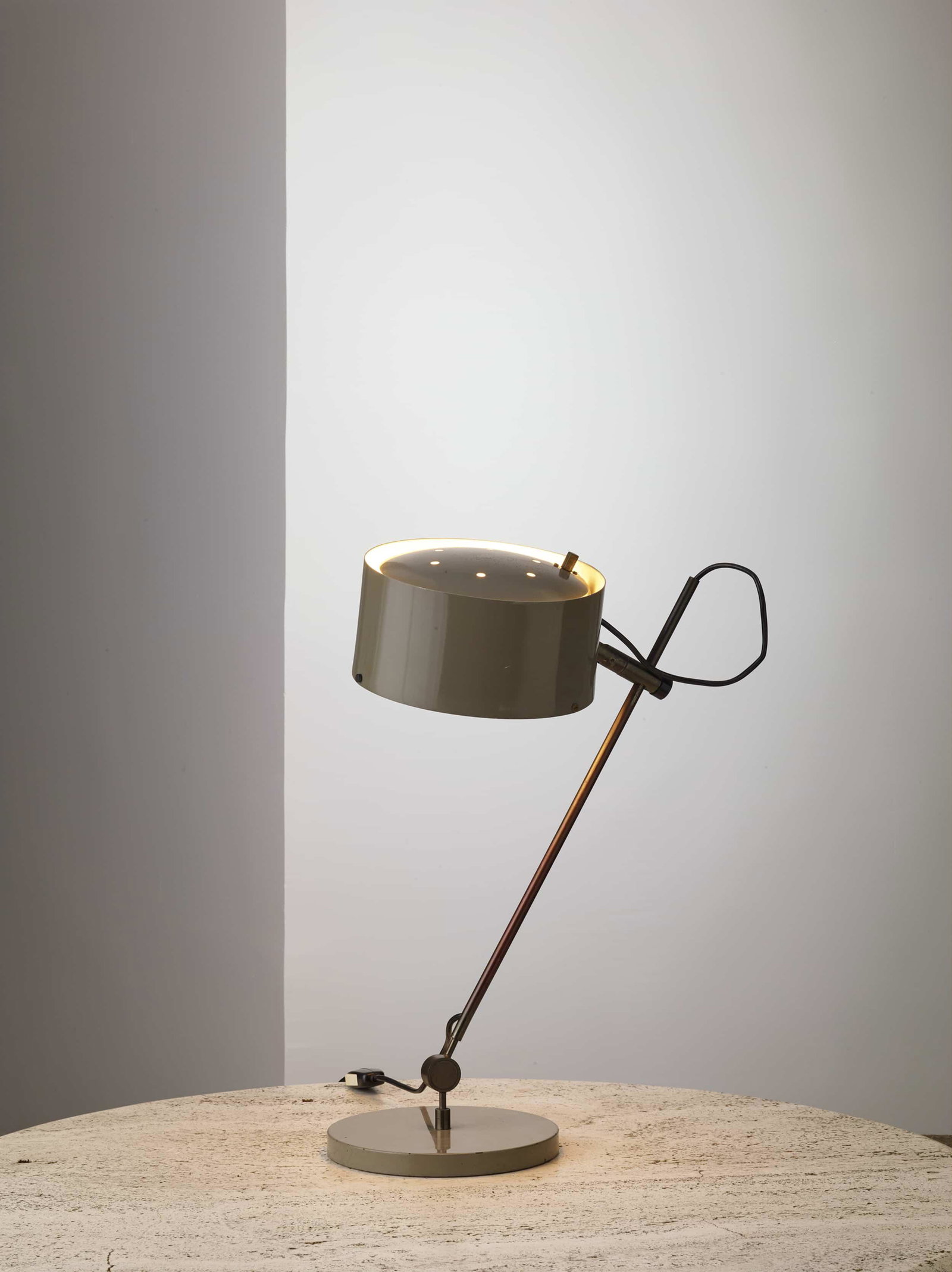 TITO AGNOLI: Lampada da tavolo. Ghisa smaltata, ottone brunito, alluminio smaltato, vetro diffusore. Produzione Oluce 1955 ca. cm 64x28 A TABLE LAMP BY T. AGNOLI